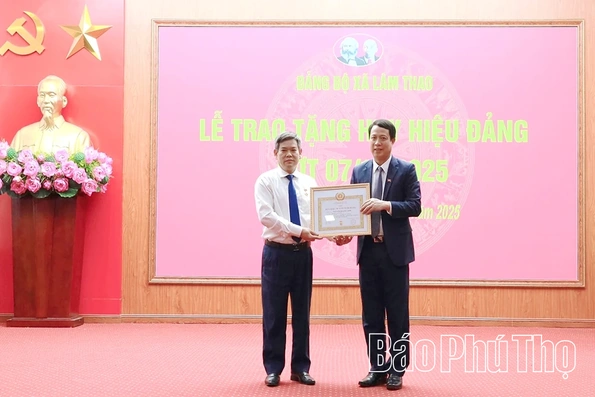 Đảng bộ xã Lâm Thao trao tặng Huy hiệu Đảng đợt 7/11/2025