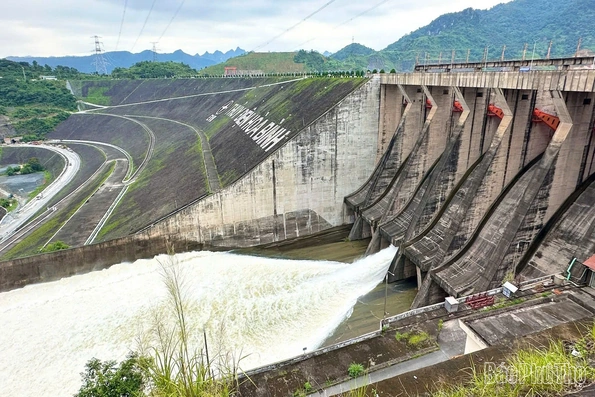 Mở cửa xả đáy hồ thủy điện Hòa Bình