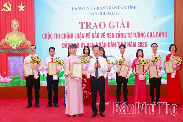 Đảng ủy UBND tỉnh trao giải Cuộc thi chính luận về bảo vệ nền tảng tư tưởng của Đảng năm 2026