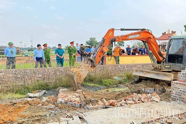 Lâm Thao xử lý vi phạm xây dựng nghĩa trang gia đình trái phép