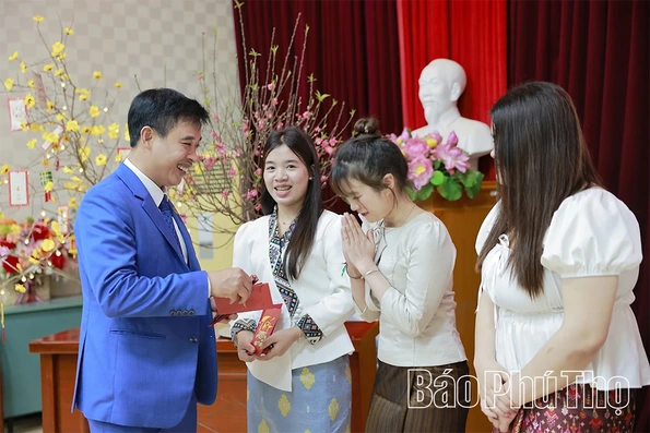 Ấm lòng sinh viên đón Tết xa quê