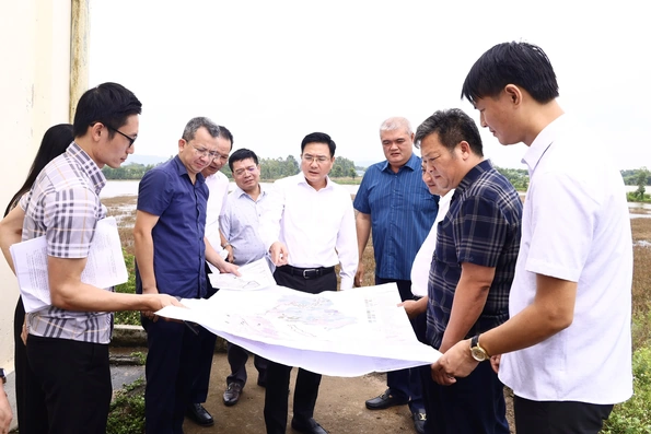 Phó Chủ tịch UBND tỉnh Vũ Việt Văn kiểm tra thực địa vị trí nghiên cứu quy hoạch điểm đổ chất thải rắn xây dựng và bùn thải