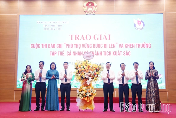 Trao giải cuộc thi báo chí “Phú Thọ vững bước đi lên” và khen thưởng tập thể, cá nhân có thành tích xuất sắc