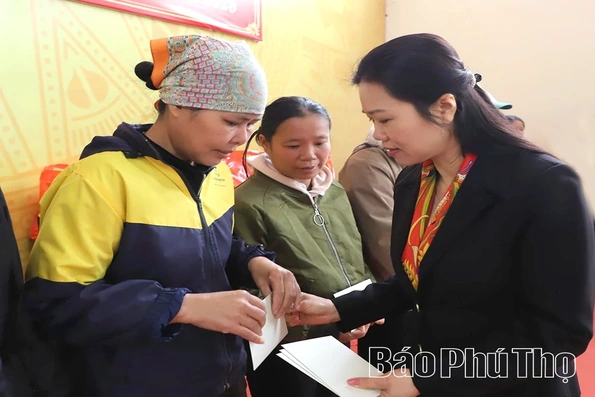 Trao quà Tết tặng gia đình chính sách, hộ nghèo tại các xã Đà Bắc, Cao Sơn, Tân Pheo