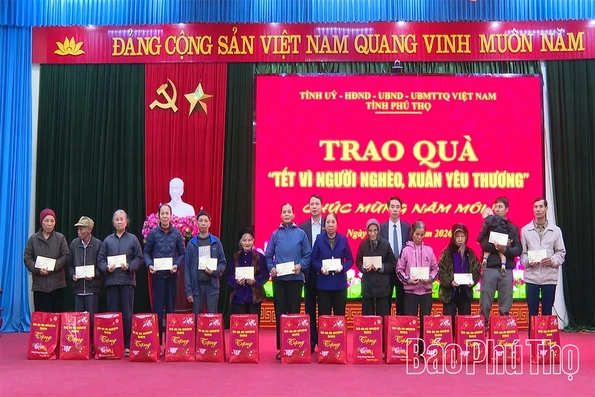 Trao quà Tết cho hộ nghèo, hộ có hoàn cảnh khó khăn xã Tiên Lữ