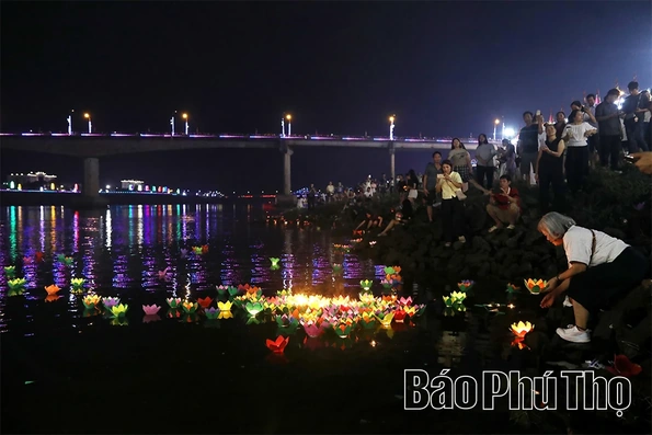 Lung linh đêm hội bên dòng Đà Giang