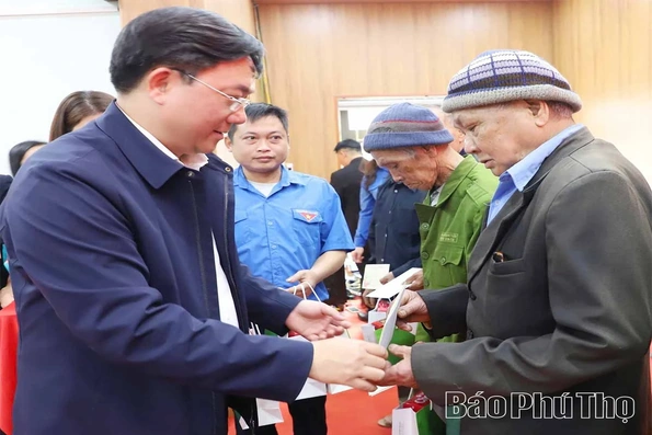 Chủ tịch UBND tỉnh Trần Duy Đông thăm, tặng quà Tết các hộ gia đình khó khăn tại xã Tân Mai