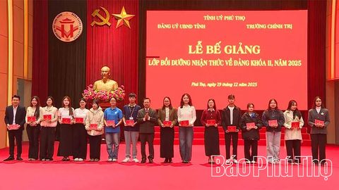 Bế giảng lớp bồi dưỡng lý luận chính trị dành cho Đảng viên mới