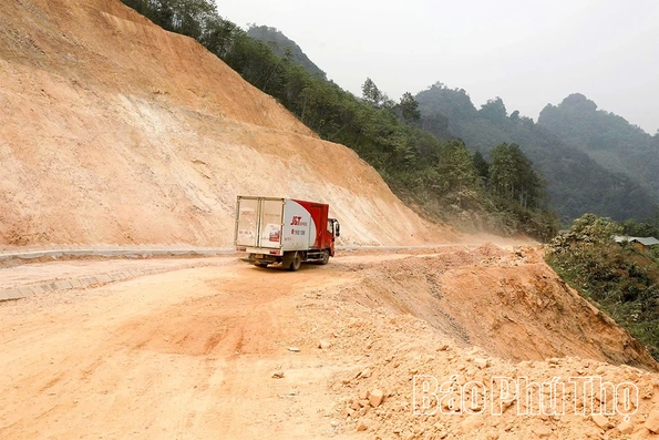 Niềm vui thông tuyến tỉnh lộ 433 đúng dịp nghỉ lễ 30/4 - 1/5