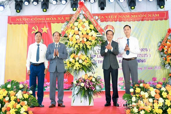 Trưởng Ban Tuyên giáo và Dân vận Tỉnh ủy Lương Đức Minh dự ngày hội Đại đoàn kết toàn dân tộc tại thôn Chợ, xã Vĩnh Hưng