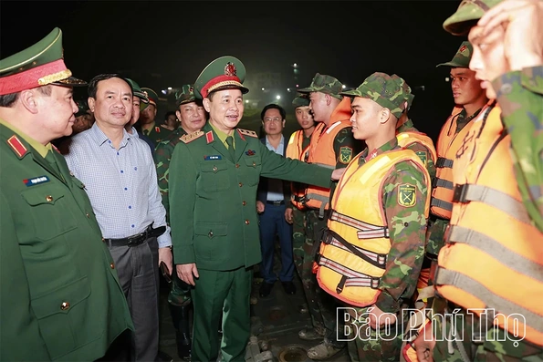 Phó Chủ nhiệm Tổng cục Chính trị Đỗ Xuân Tụng động viên lực lượng tham gia lắp đặt cầu phao qua sông Lô