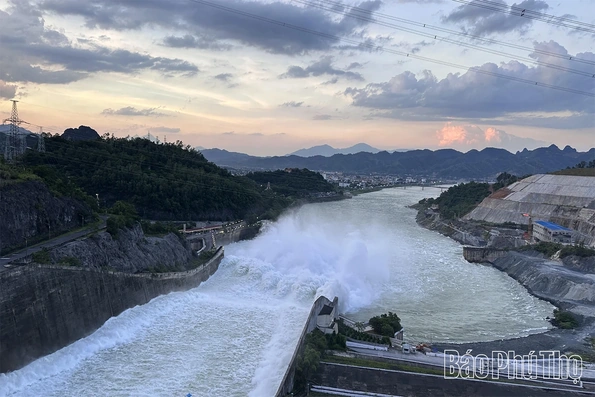 20h00’ ngày 12/8, mở 1 cửa xả đáy hồ thủy điện Hòa Bình