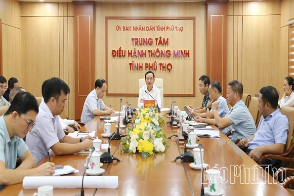 Phó Chủ tịch UBND tỉnh Quách Tất Liêm nghe báo cáo về các dự án giao thông