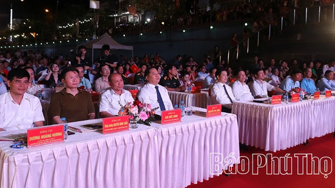 Đậm sắc màu văn hóa tại lễ cầu ngư, thả hoa đăng trên sông Đà