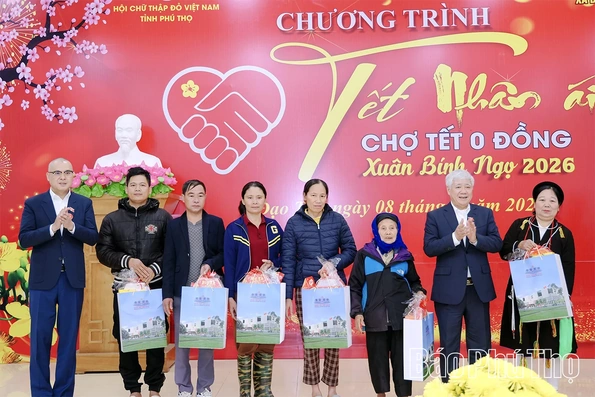 Phó Chủ tịch Thường trực Quốc hội Đỗ Văn Chiến trao quà Tết cho gia đình chính sách, người có hoàn cảnh khó khăn tại xã Đạo Trù