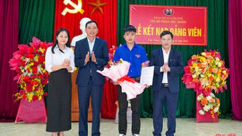 Cẩm Duệ tổ chức kết nạp đảng viên mới trong tháng cao điểm