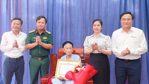 Trao Huy hiệu 80 năm tuổi Đảng cho đảng viên ở Kim Hoa