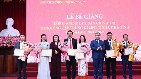 61 học viên hoàn thành lớp cao cấp lý luận chính trị tại Hà Tĩnh