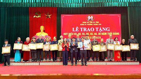 Các địa phương trao Huy hiệu Đảng cho đảng viên