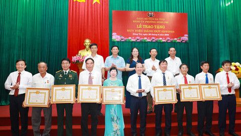 Trao huy hiệu Đảng cho đảng viên dịp kỷ niệm Quốc khánh 2/9