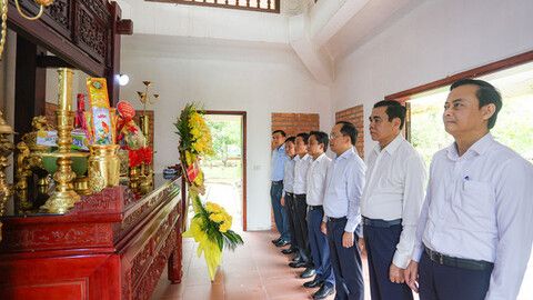 Lãnh đạo tỉnh dâng hương tưởng niệm các Tổng Bí thư Trần Phú, Hà Huy Tập
