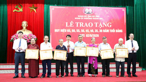 Đảng ủy phường Thành Sen trao Huy hiệu Đảng dịp Quốc khánh 2/9