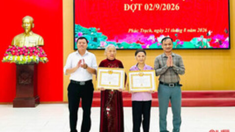 2.370 đảng viên được tặng Huy hiệu Đảng dịp 2/9