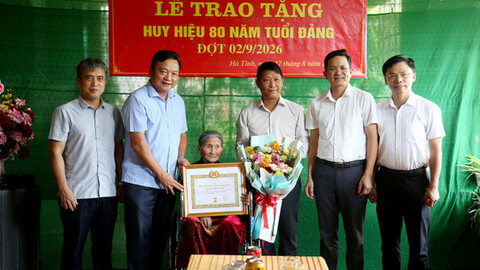 Trao Huy hiệu 80 năm tuổi Đảng cho đảng viên ở xã Đan Hải