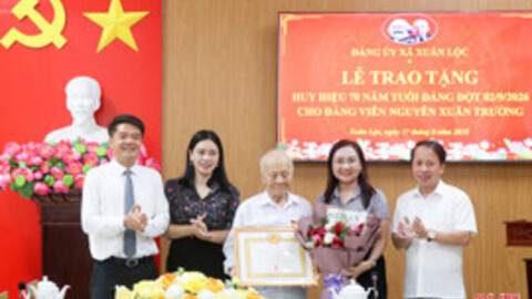 Trao Huy hiệu 70 năm tuổi Đảng cho đảng viên ở xã Xuân Lộc