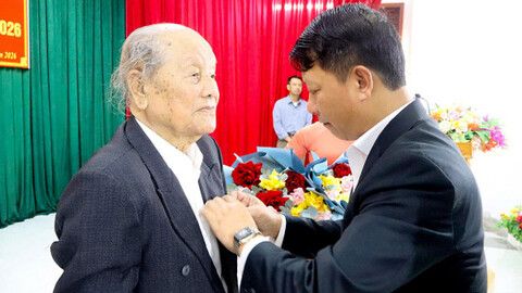Gia Hanh trao tặng huy hiệu Đảng cho 26 đảng viên