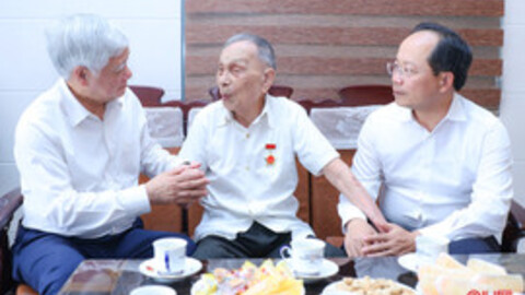 Phó Chủ tịch Thường trực Quốc hội tặng quà người cao tuổi tại Hà Tĩnh