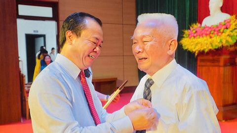 Các địa phương trao Huy hiệu Đảng dịp kỷ niệm Quốc khánh 2/9