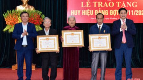 Đảng bộ phường Nam Hồng Lĩnh trao Huy hiệu Đảng cho 23 đảng viên