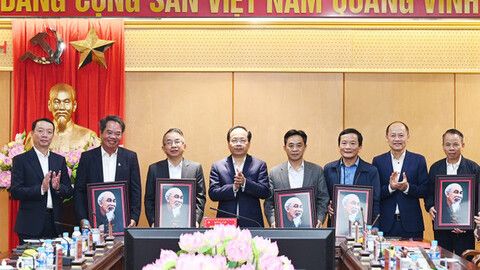 Gặp mặt cán bộ không đủ tuổi tái cử cấp ủy và cán bộ nghỉ hưu đợt 3/2025