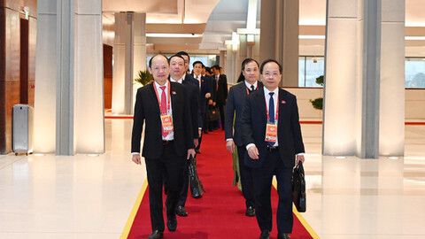 Đoàn Hà Tĩnh và các đoàn đại biểu dự phiên thảo luận tại hội trường