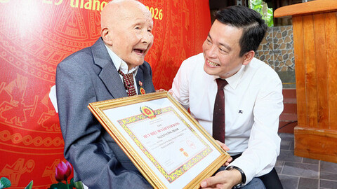 Trao tặng Huy hiệu 80 năm tuổi Đảng cho đảng viên tại xã Hương Sơn