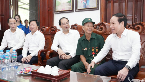Phó Thủ tướng Chính phủ Lê Tiến Châu thăm, tặng quà gia đình chính sách tại Thái Nguyên