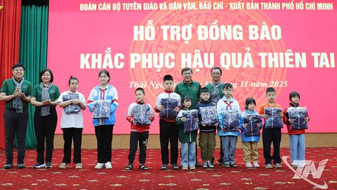 Đoàn cán bộ thành phố Hồ Chí Minh trao hỗ trợ người dân Thái Nguyên
