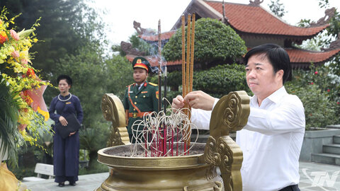 Đồng chí Bùi Văn Lương dâng hương tại ATK Định Hóa
