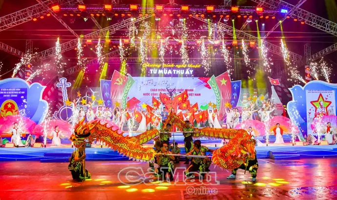 Cà Mau rạng rỡ chương trình nghệ thuật “Từ mùa thu ấy”