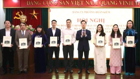 Chính thức tiếp nhận 25 cán bộ, công chức cấp phường (cũ) về Hoàn Kiếm