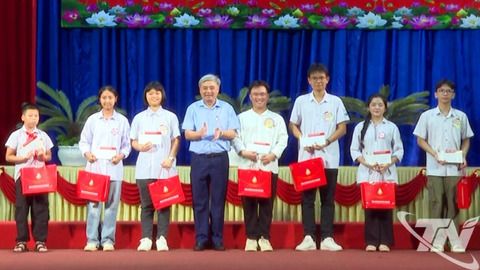 Tuyên dương và trao quà cho 556 học sinh đạt thành tích cao