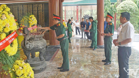 Đoàn đại biểu tỉnh Thái Nguyên dâng hương tại Khu di tích lịch sử Ngã ba Đồng Lộc