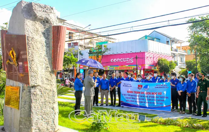 Nghe di tích kể chuyện lịch sử