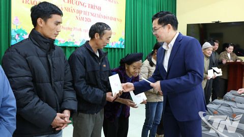 Đồng chí Đinh Quang Tuyên trao quà Tết tại xã Thượng Minh