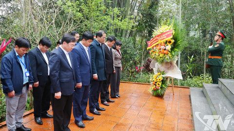 Bí thư Tỉnh ủy Trịnh Xuân Trường dâng hương tại các di tích và tặng quà gia đình chính sách