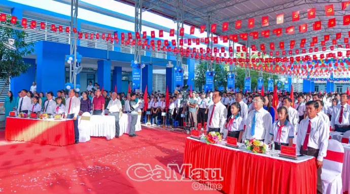 Các đồng chí lãnh đạo tỉnh dự khai giảng năm học mới, chung vui cùng với hơn 397.000 học sinh, sinh viên Cà Mau