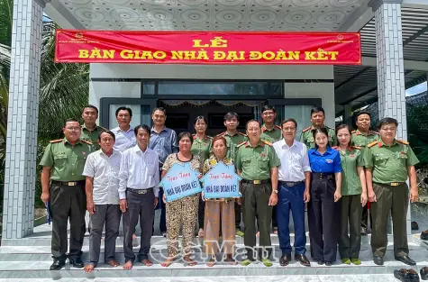 Bàn giao nhà Đại đoàn kết cho hộ nghèo