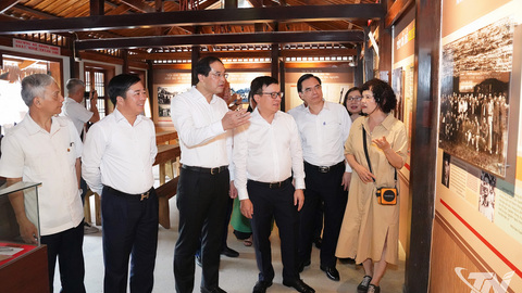 Dâng hương tri ân các thế hệ nhà báo cách mạng tại Trường dạy làm báo Huỳnh Thúc Kháng
