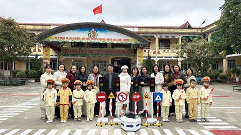 Trao tặng mô hình học cụ an toàn giao thông tại Trường Mầm non Nguyễn Thị Minh Khai